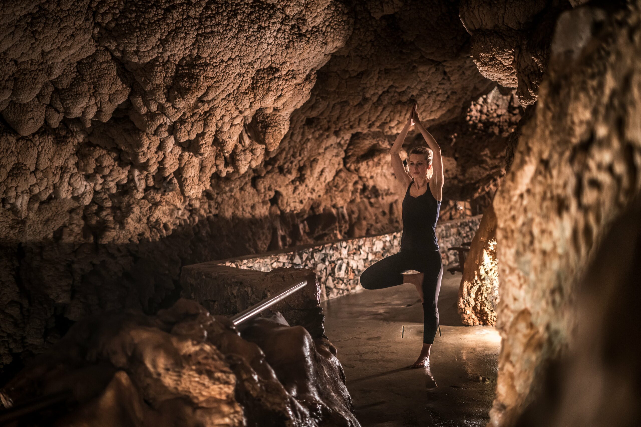 Cave project. Женская пещера. Девушка в пещере. Пещерная женщина. Женщина из пещеры.